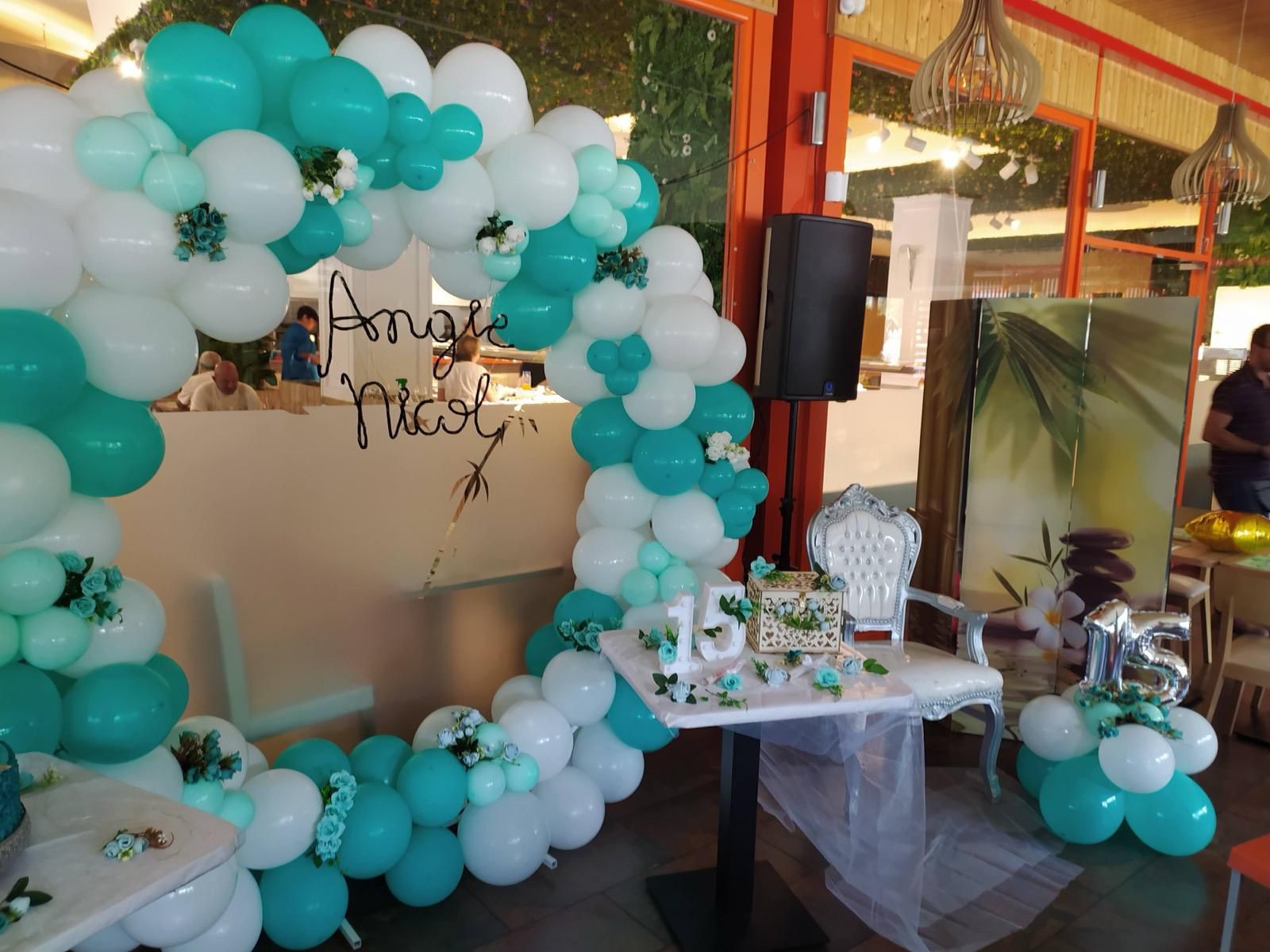 Decoración para fiesta de 15 años – Estilo elegante en tonos turquesa y blanco